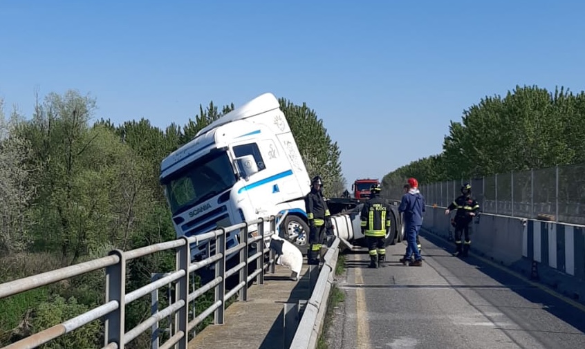 Incidente sul Ponte Verdi: camion fuori strada, viabilità interrotta