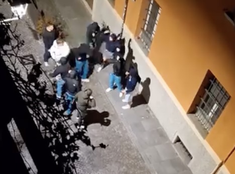 L’inferno quotidiano dei residenti in pieno centro tra bestemmie, wc a cielo aperto e strilli – VIDEO