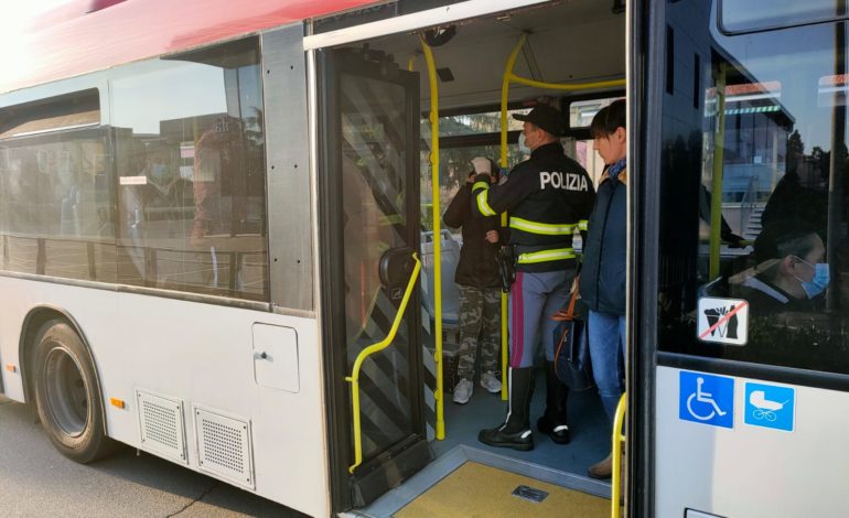 Senza biglietto sul bus, aggredisce agenti e controllore: arrestata 49enne