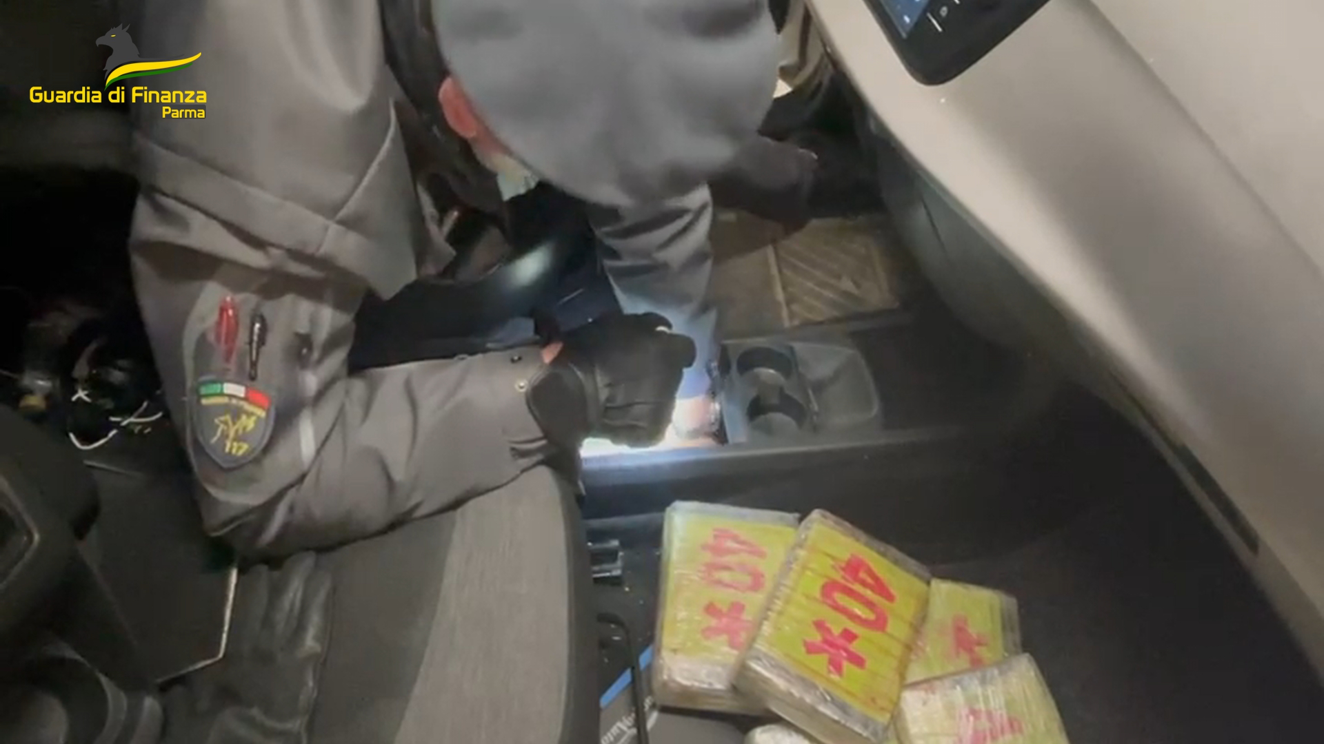 Nel baule 8 kili di cocaina e 40mila euro: arrestato pusher