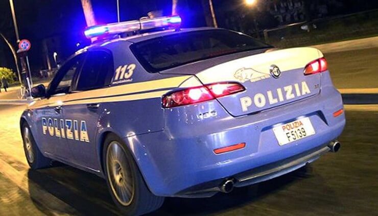 Caos in viale Toschi: si rifiuta di mostrare i documenti e spintona un poliziotto