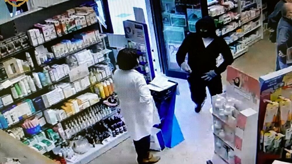 Rapinò una farmacia di Parma nel 2015: 64enne arrestato a Cremona