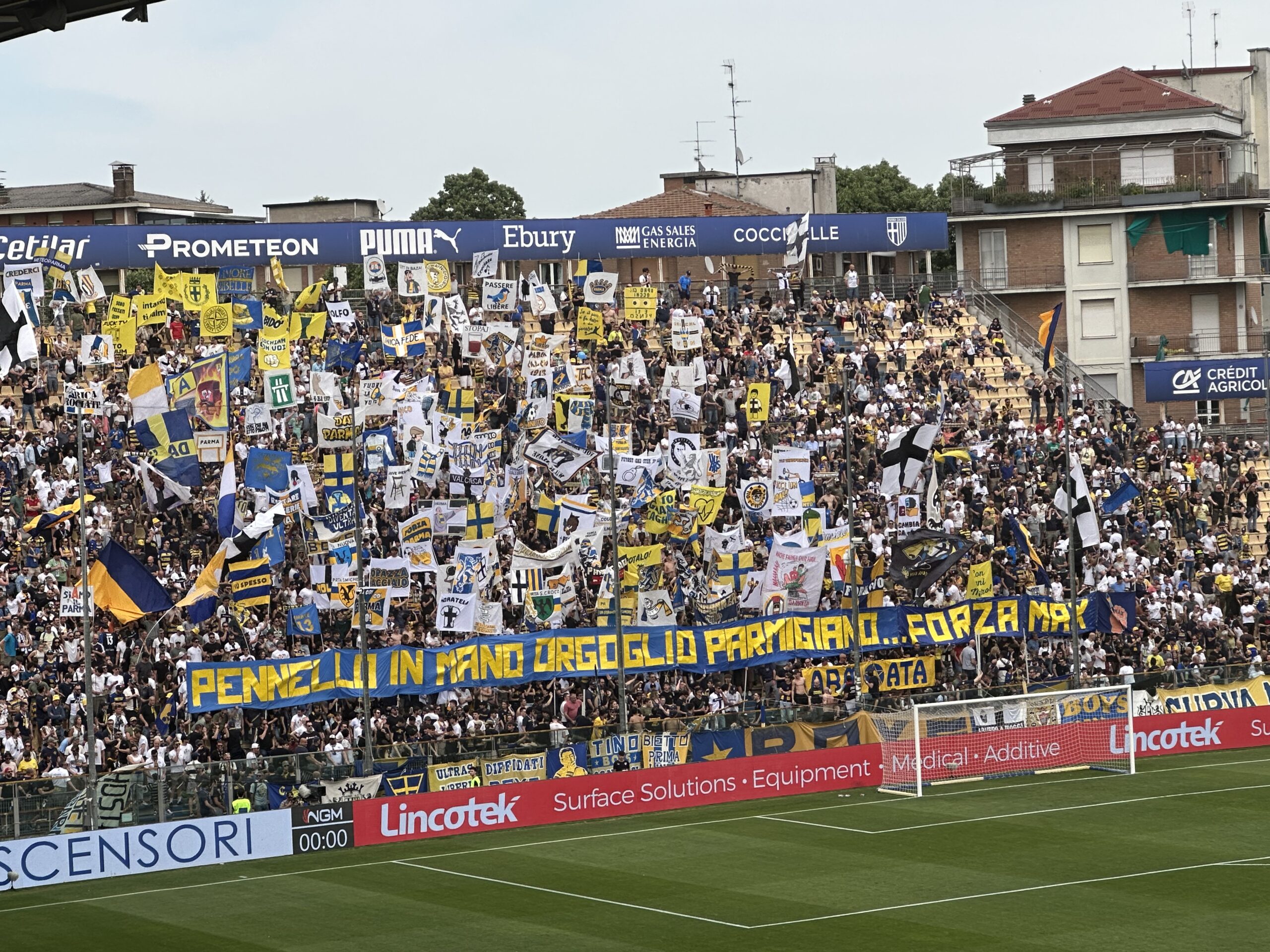 Un Parma stanco e sciupone butta via l’assist salvezza: al Tardini passa il Como 1-0