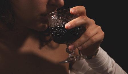 Ubriaca, molesta avventori di un bar e passanti: denunciata 51enne rumena