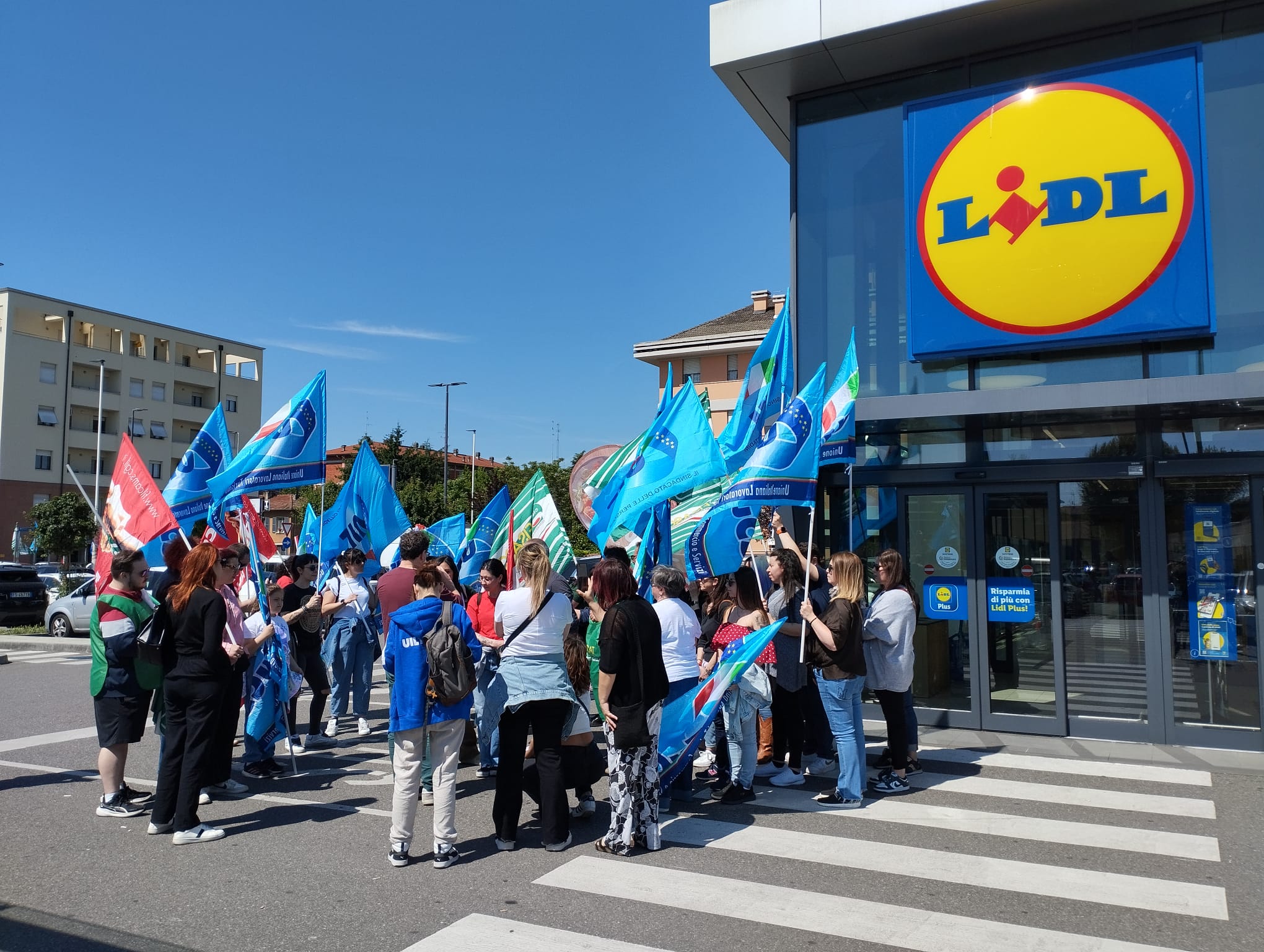 I lavoratori della Lidl in strada: “Chiediamo un contratto dignitoso” – VIDEO