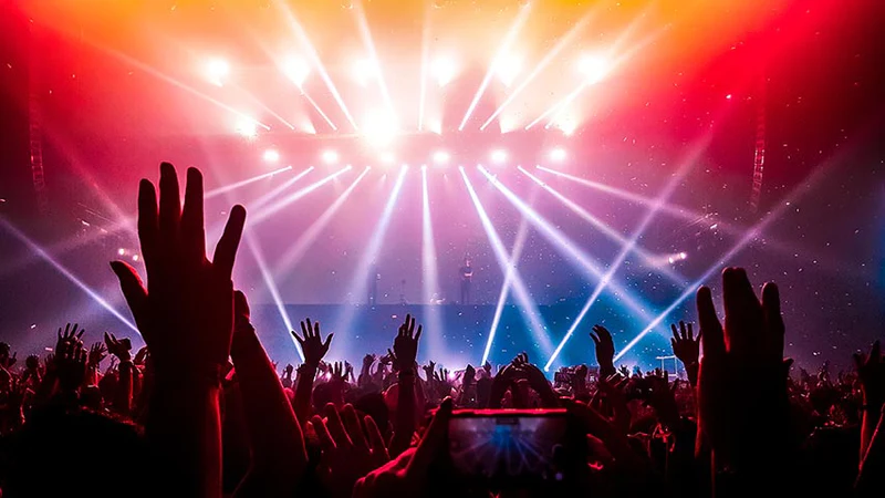 Rave party non autorizzato nel mantovano: denunciate 45 persone, ci sono anche dei giovanissimi parmigiani