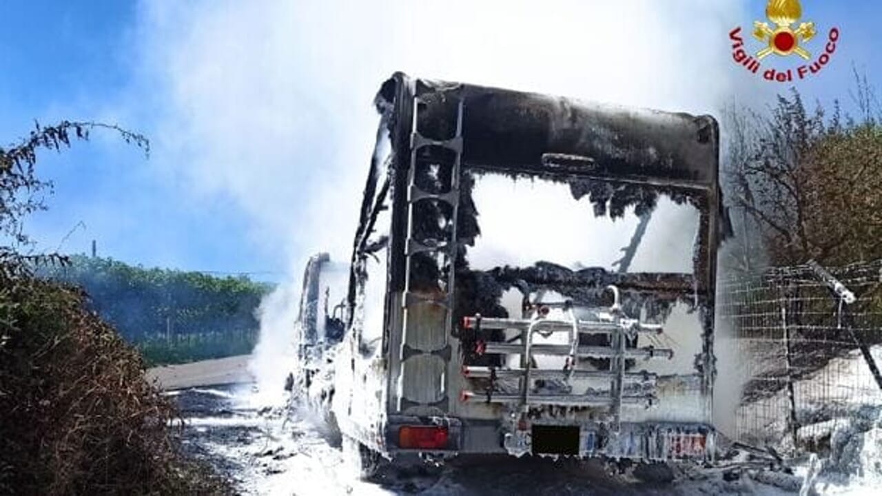 Litiga con un parente, poi da fuoco al suo camper: denunciato 20enne