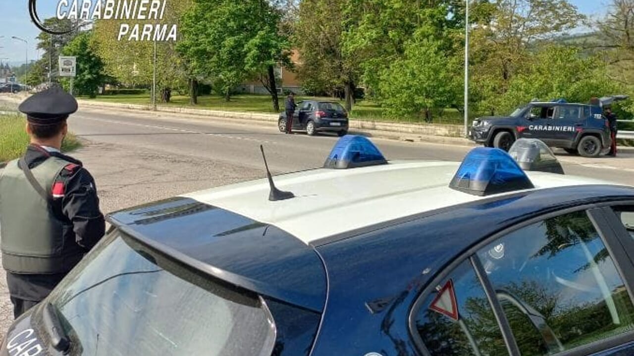 Badante ai domiciliari evade, molesta un anziano e aggredisce i Carabinieri: arrestata a Langhirano