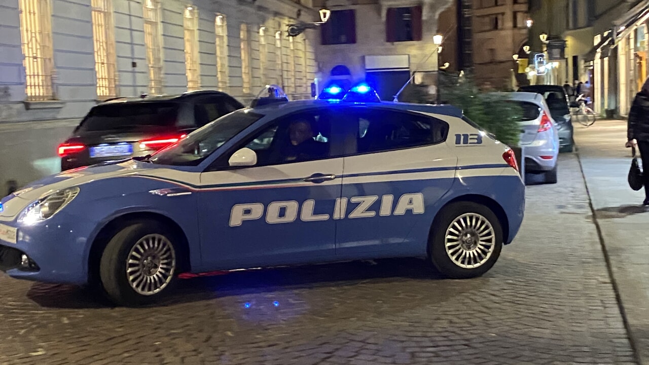 Apprezzamenti volgari a due donne, insulti e schiaffi, poi una delle due replica con un bicchiere in fronte. Infine gli insulti alla Polizia: tre denunce