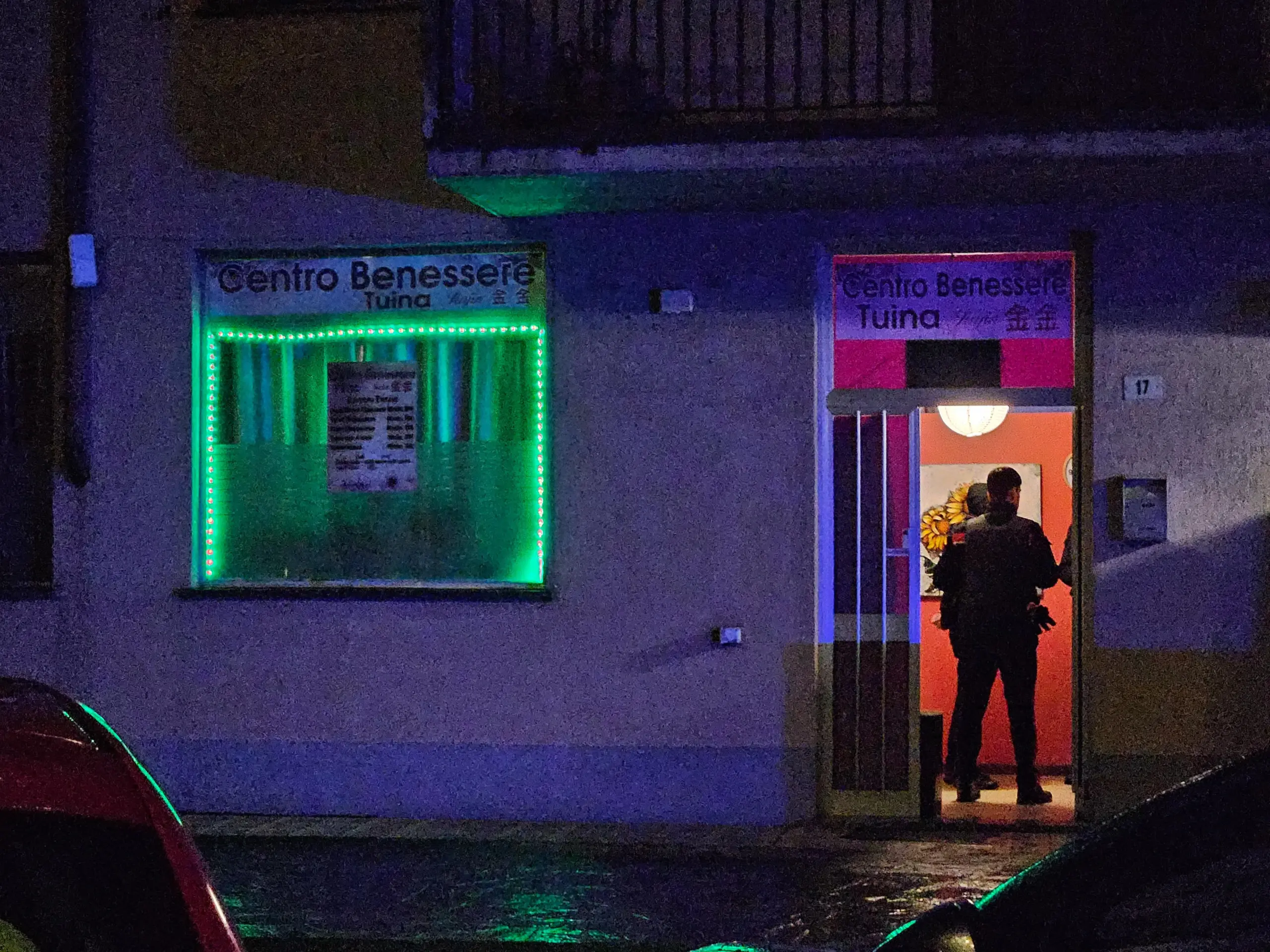 Rapine nei centri massaggi con calci, pugni, minacce e coltelli: quattro arresti