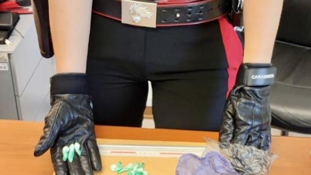 Consegna a domicilio hashish e cocaina, poi picchia i carabinieri: arrestato 21enne