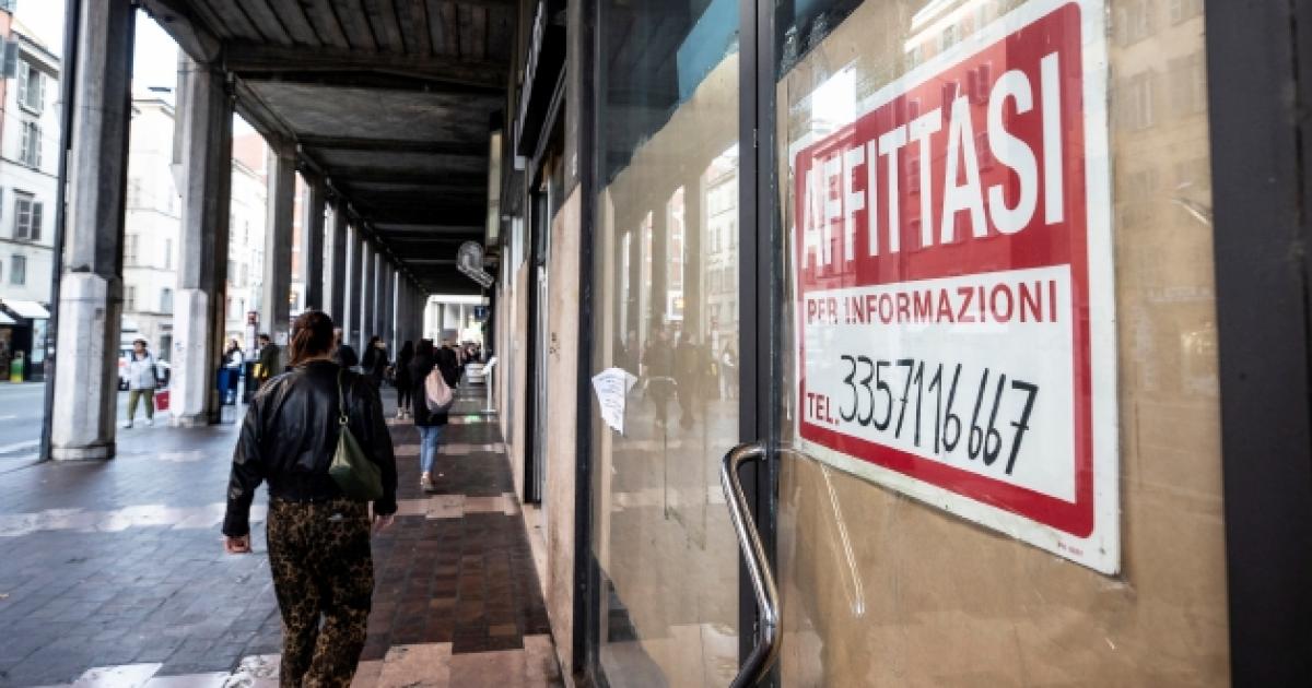 Come cambiano le vetrine dei negozi: schermi, messaggi e nuovi comportamenti dei clienti