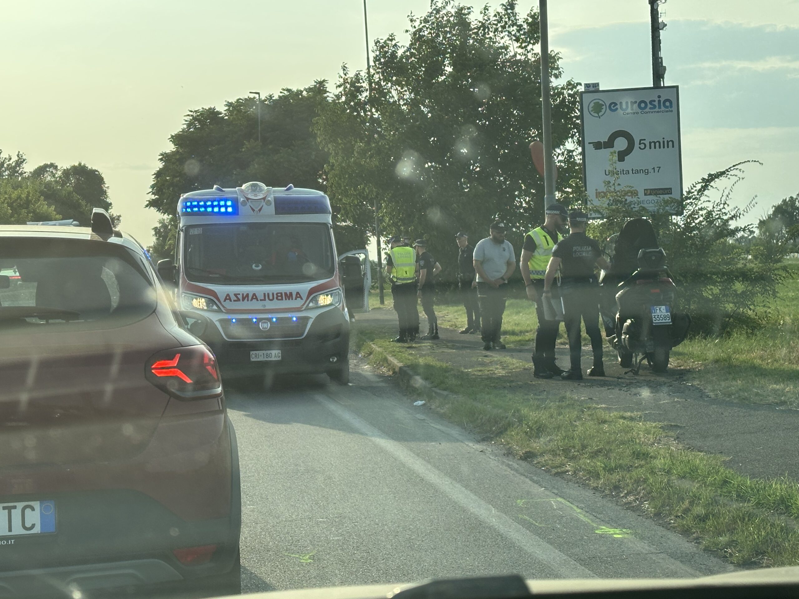 Incidente a San Prospero: auto contro moto, due feriti. Traffico in tilt