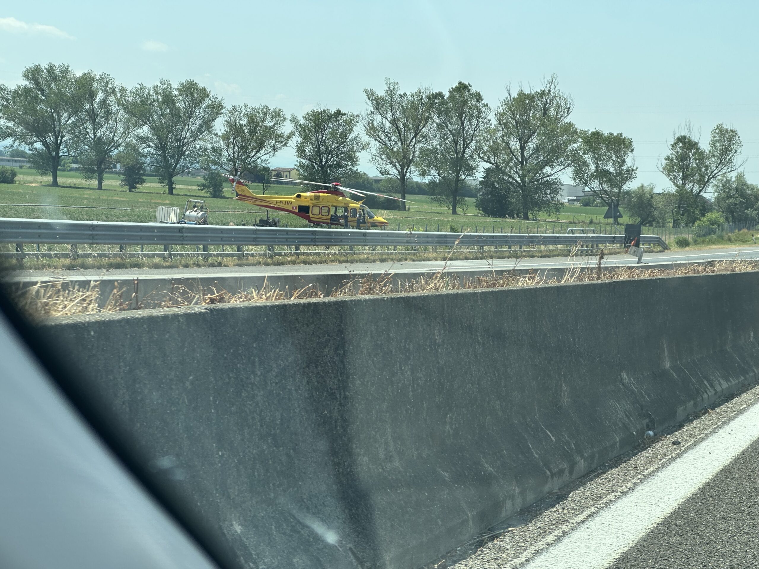 Incidente in A1 tra Fiorenzuola e Fidenza, direzione Bologna traffico bloccato. Morta una donna – VIDEO