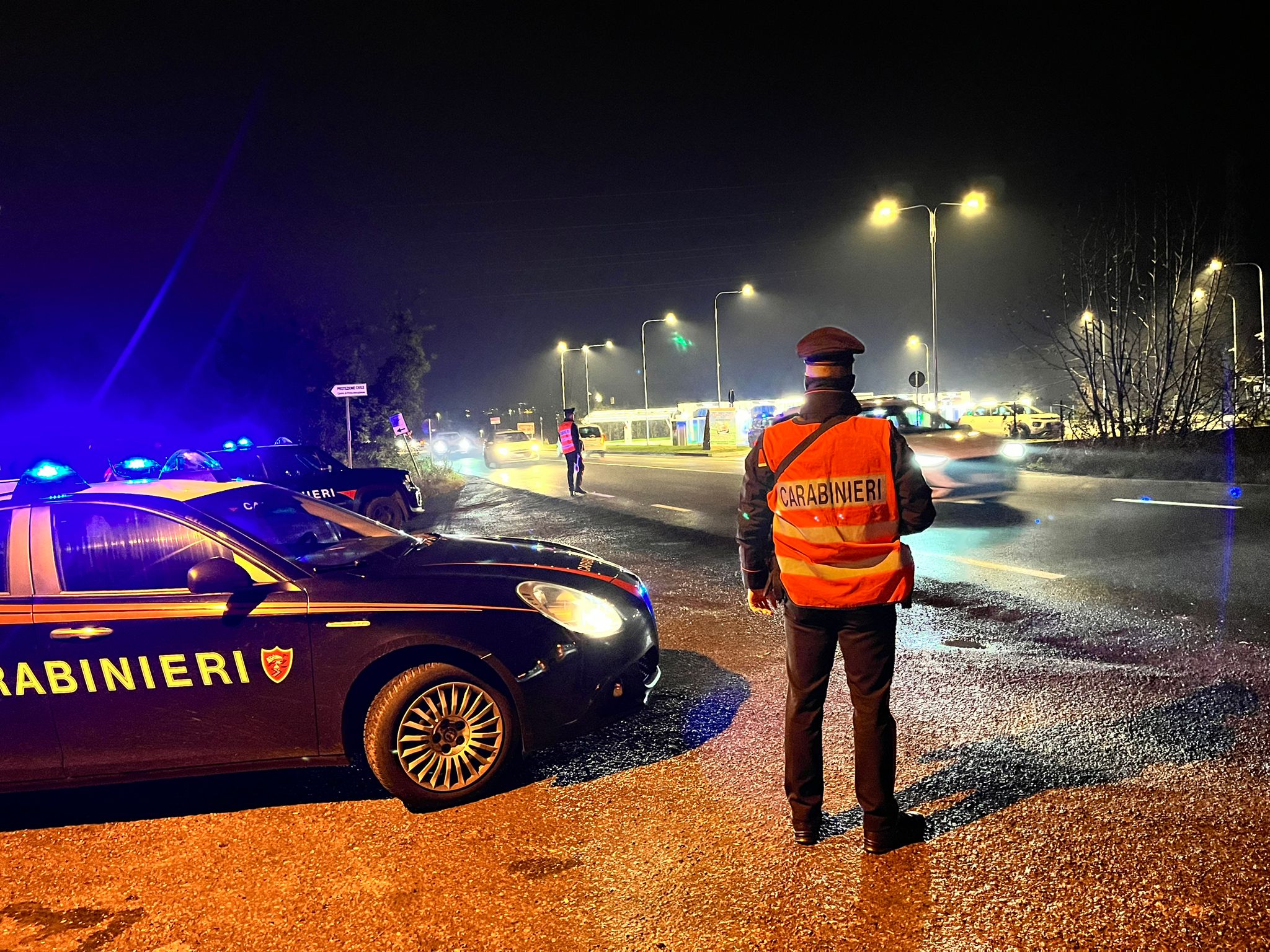 Ubriaco, distrugge un bus poi aggredisce il padre: arrestato 37enne