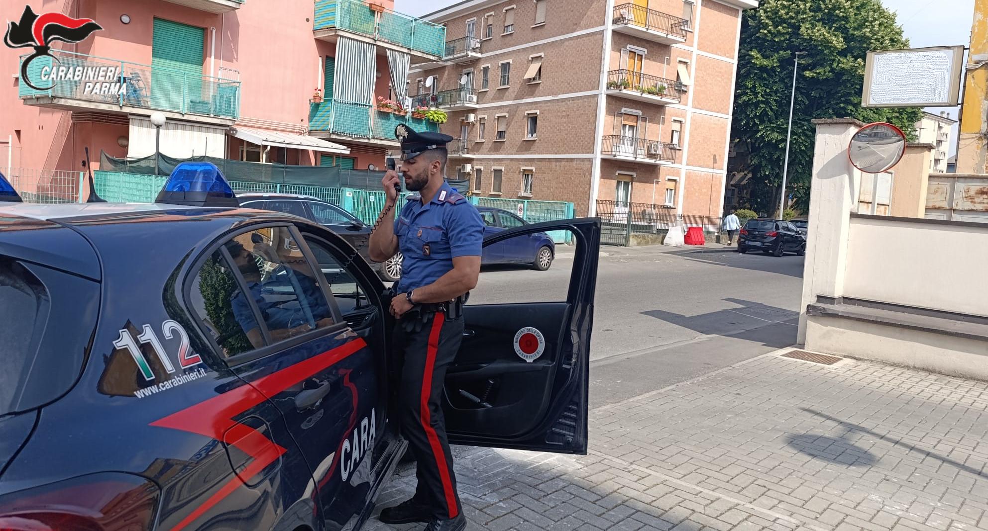 Prima molesta gli avventori dello street food, poi accoltella una guardia: arrestato 41enne