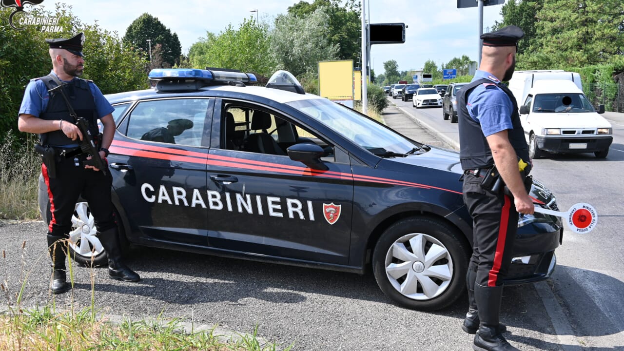 Si aggira tra le case per rubare, poi mostra un documento falso: arrestato 32enne