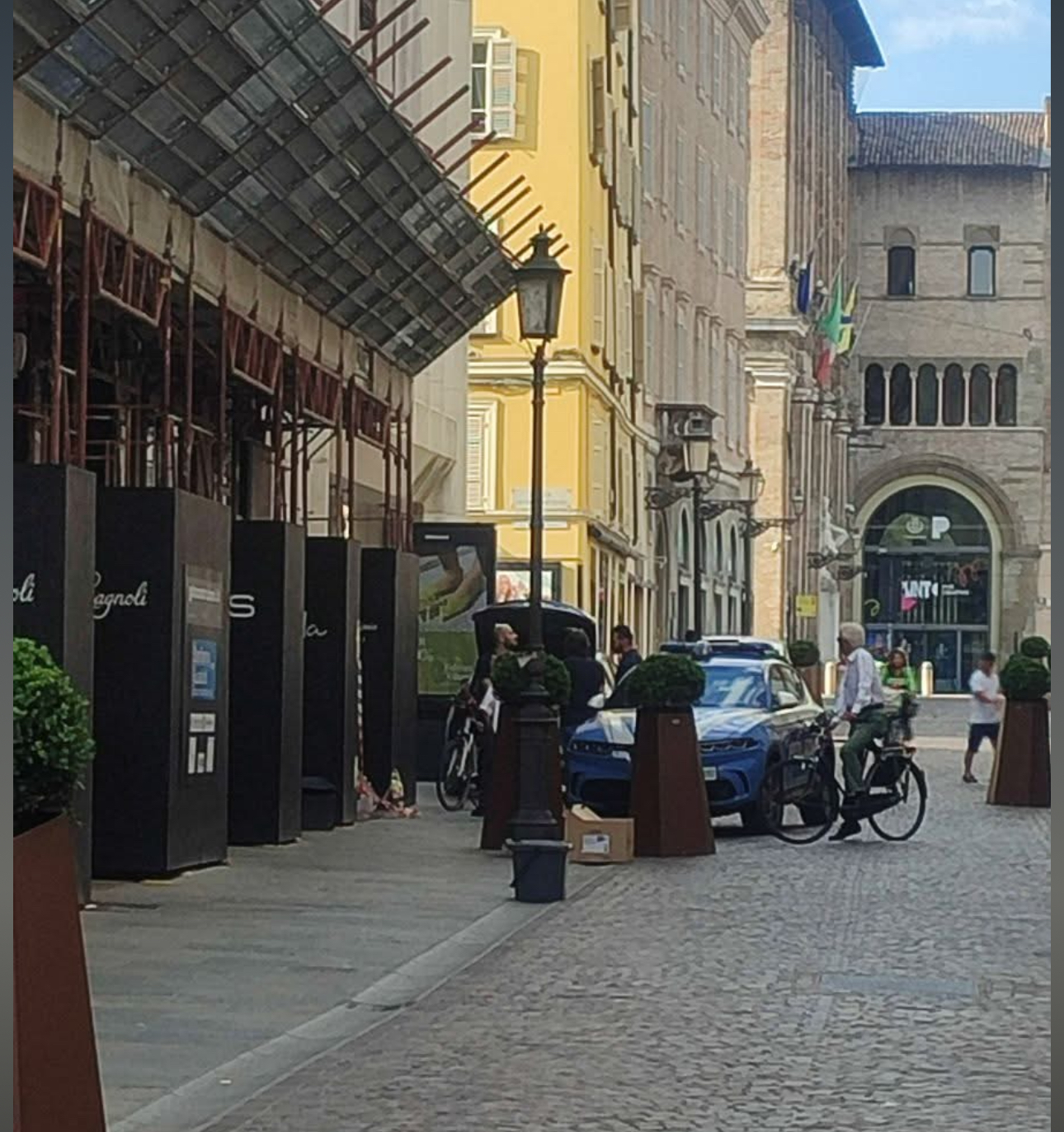 Via Cavour – Spaccata in profumeria con un tombino
