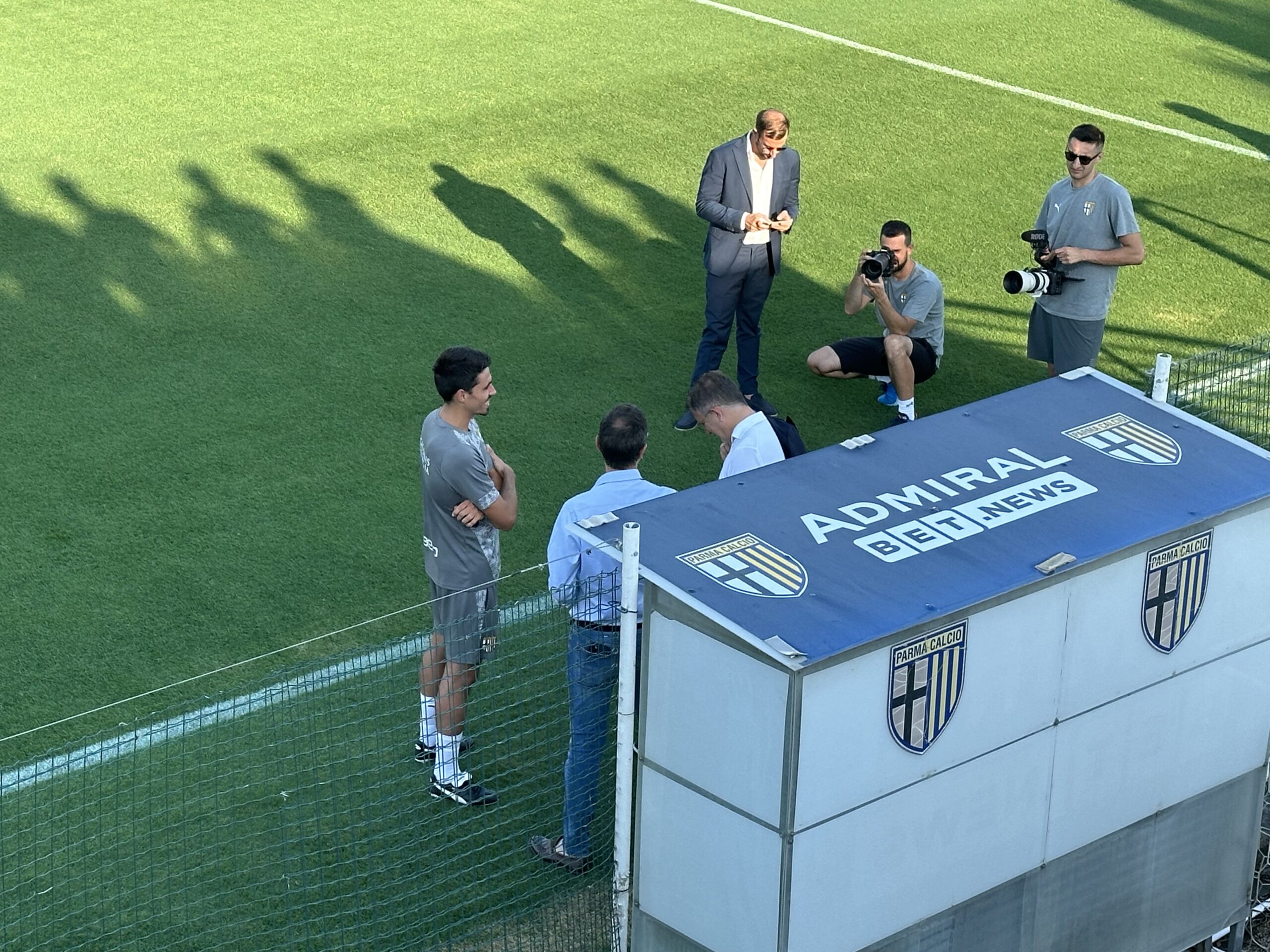 Il Sindaco al primo allenamento del Parma: “Cuesta ha le idee molto chiare. Anche noi sullo stadio: i lavori partiranno” – VIDEO