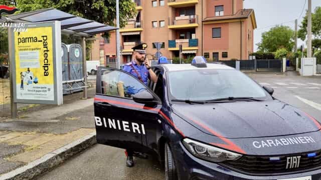 Sì spoglia e si masturba alla fermata del bus: denunciato 64enne