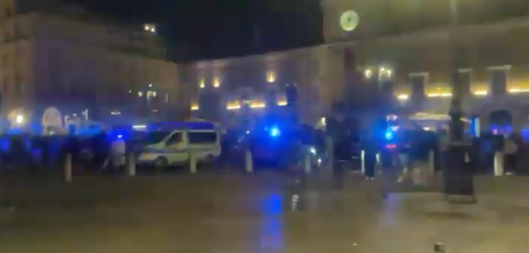 Piazza Garibaldi: volano parole, poi spintoni sedie e bottiglie. Maxi rissa nella notte