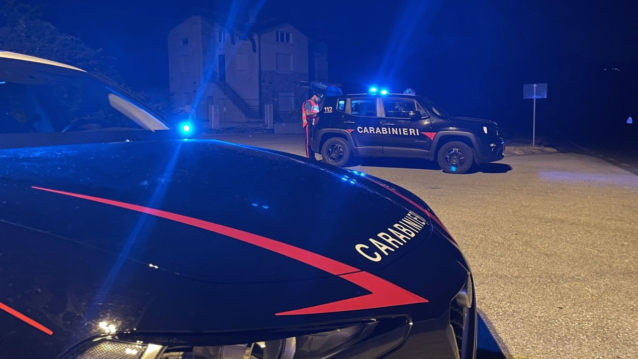 Hashish e coltelli in auto, resistenza ai Carabinieri: denunciati tre 20enni