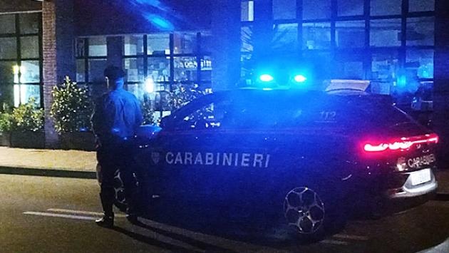 Sfonda la vetrata di un bar con un tombino e svuota la cassa. Inseguito dal titolare, arrestato 40enne