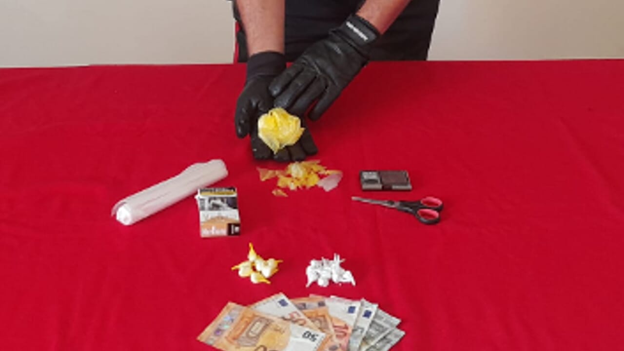 Ospite di un b&b, in stanza mezz’etto di cocaina: arrestato 25enne straniero