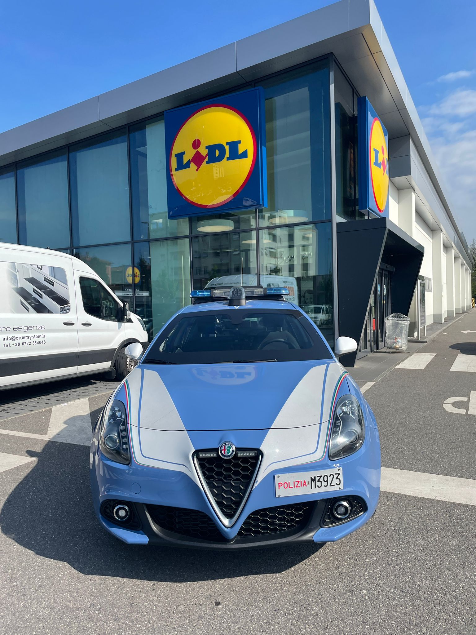 Ubriachi rubano al Lidl. Poi aggrediscono i vigilanti e insultano i poliziotti: denunciati due stranieri