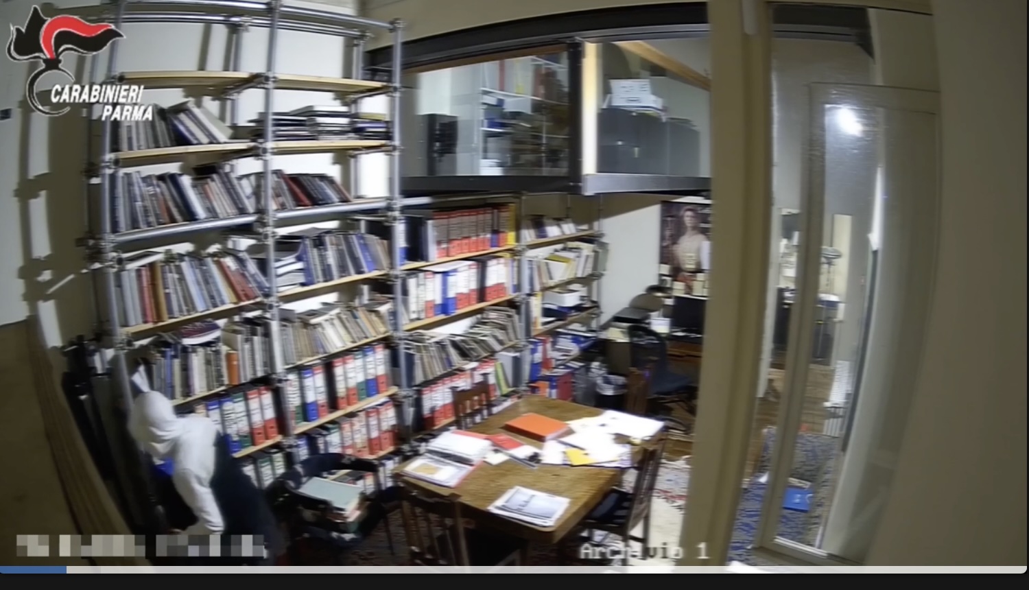 Dodici colpi tra bar e negozi, gravi danni alle strutture: arrestato 31enne – VIDEO