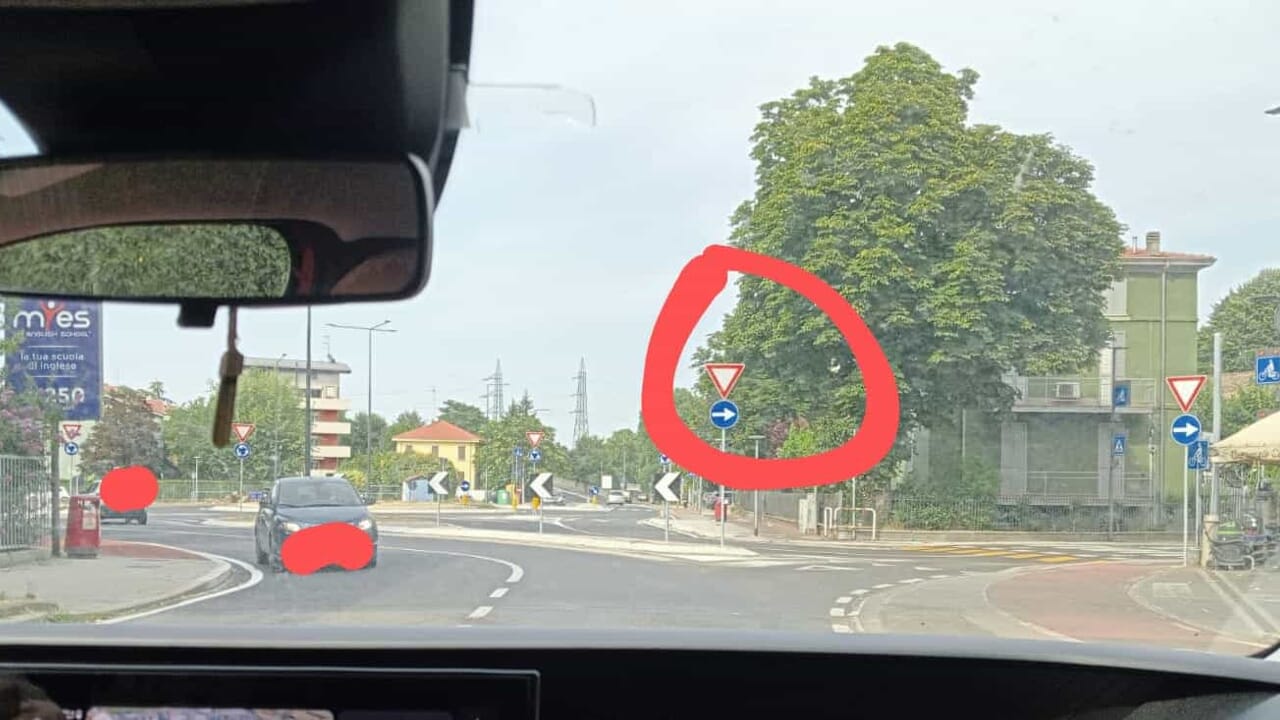 La nuova rotatoria di via Mantova…manda tutti contromano