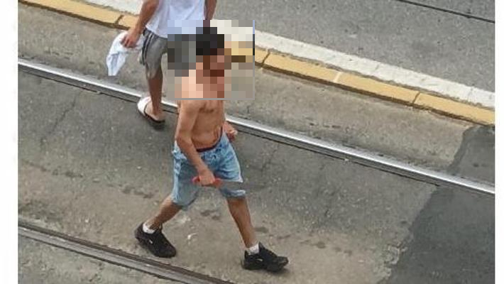 Via Trieste – In pieno giorno scalzo, seminudo e con un coltello da cucina in mano: denunciato 35enne