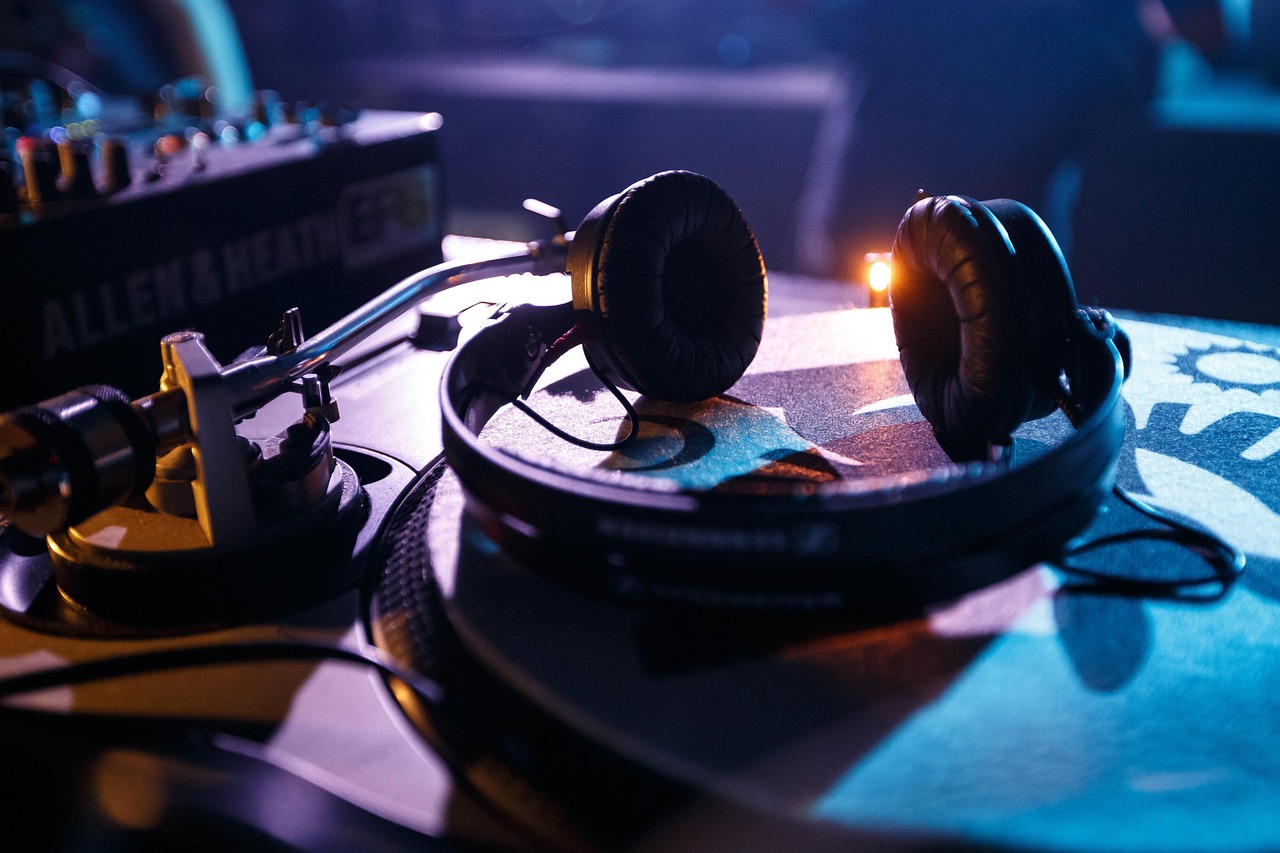 L’orchestra nascosta: come il sound design modella le emozioni in film e contenuti multimediali