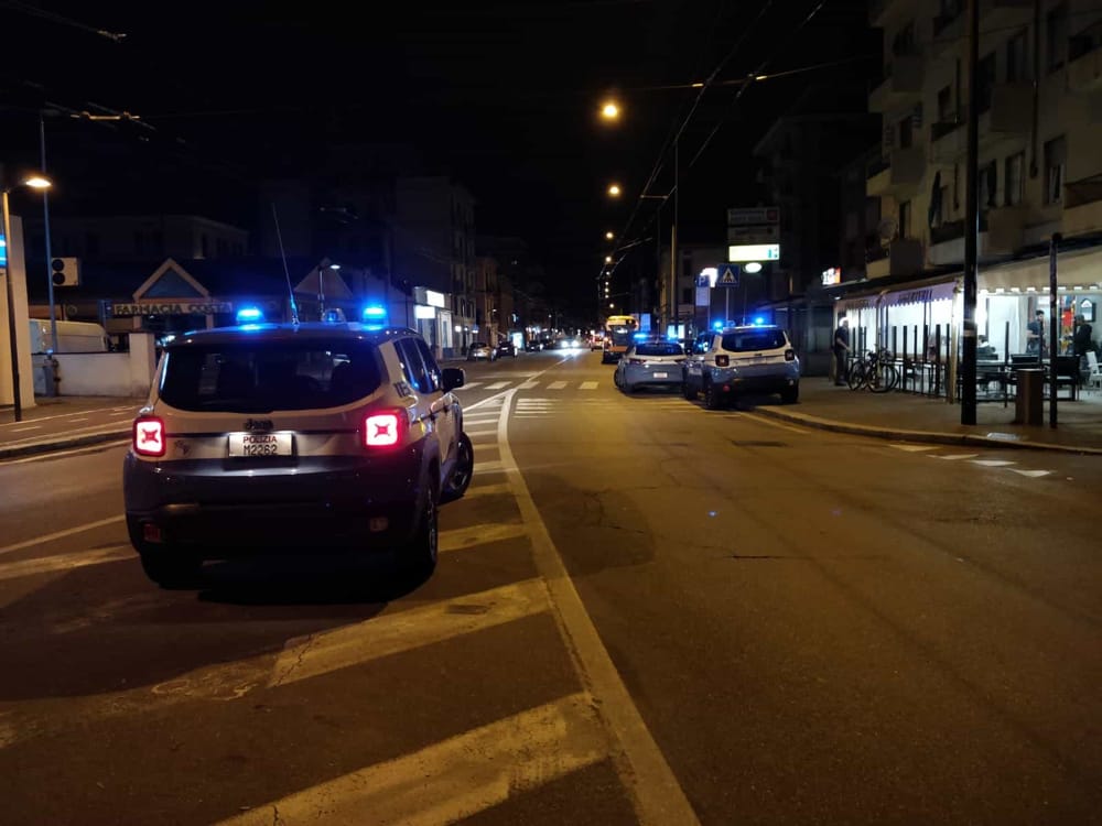 Armato, insegue e aggredisce una donna in via D’Azeglio: arrestato 55enne