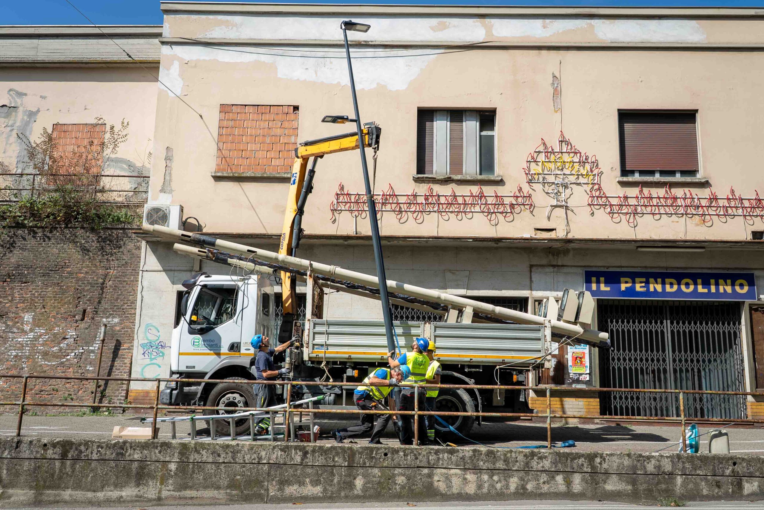Via Trento più luminosa: al via installazione di 60 nuovi lampioni