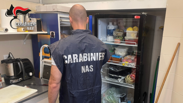 17 kg di prodotti scaduti: 2000 euro a un ristorante in città