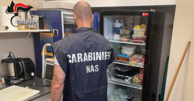 Sporcizia, cibi scaduti e senza etichetta: sequestri in un bar ristorante e in un market