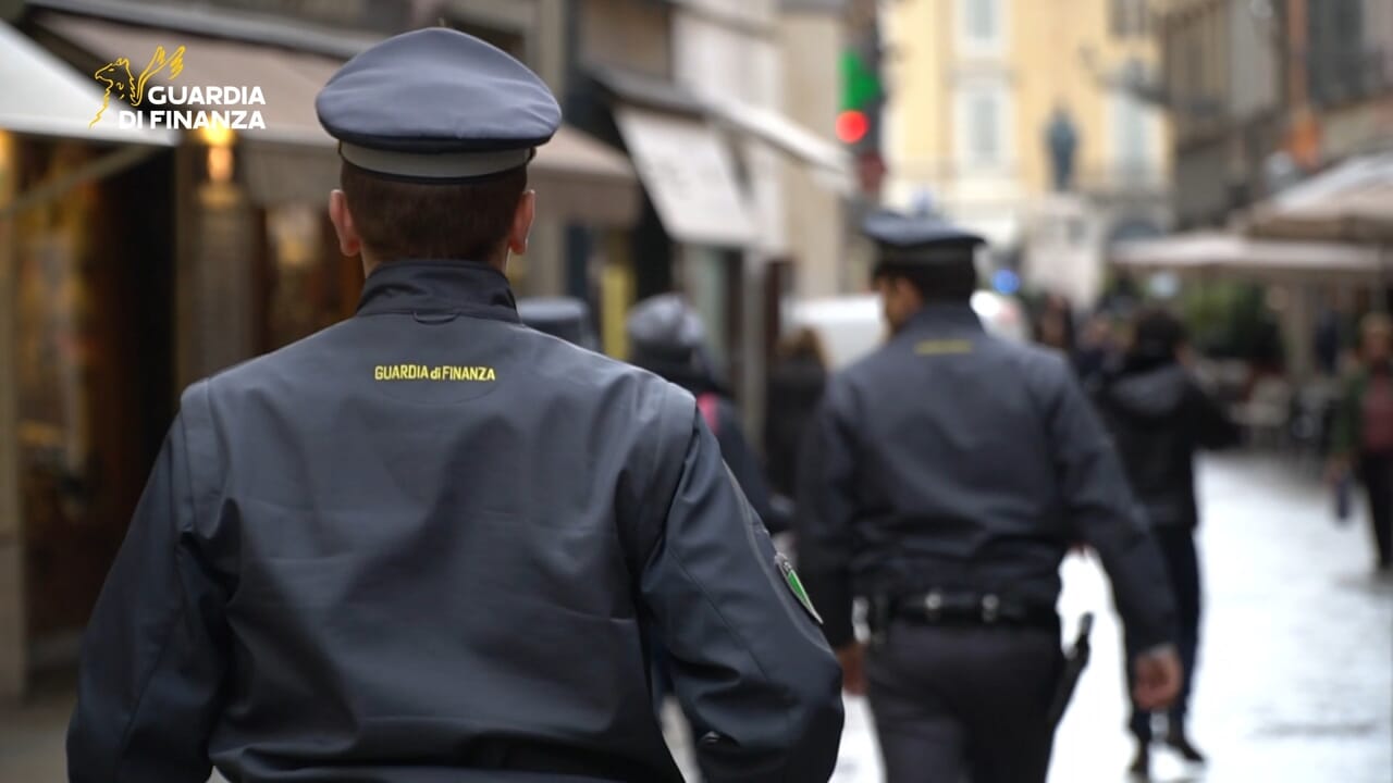 Vendono alcolici a un 16enne in Via Garibaldi: sanzionato un mini-market