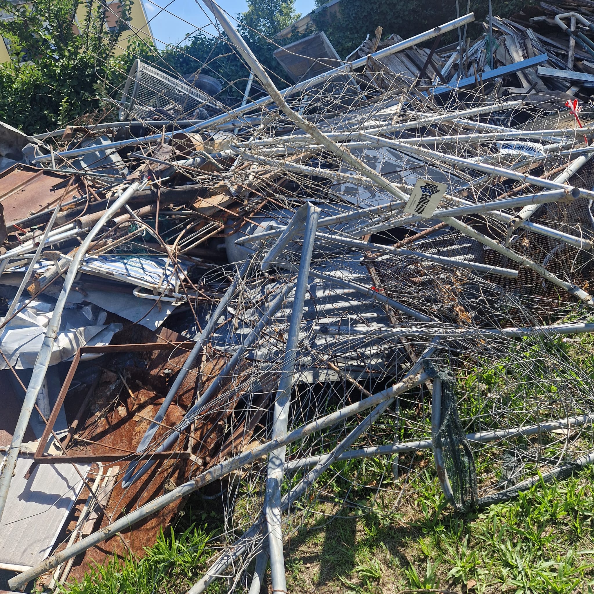 Parco dei Vetrai: un cantiere senza fine e una discarica a cielo aperto