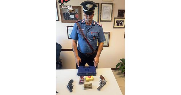 Esce di casa pistola alla mano: “Avevo paura degli operai”. Denunciato 80enne
