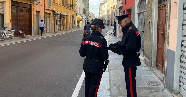 Sfonda la saracinesca e ruba in una tabaccheria del centro: denunciato 32enne
