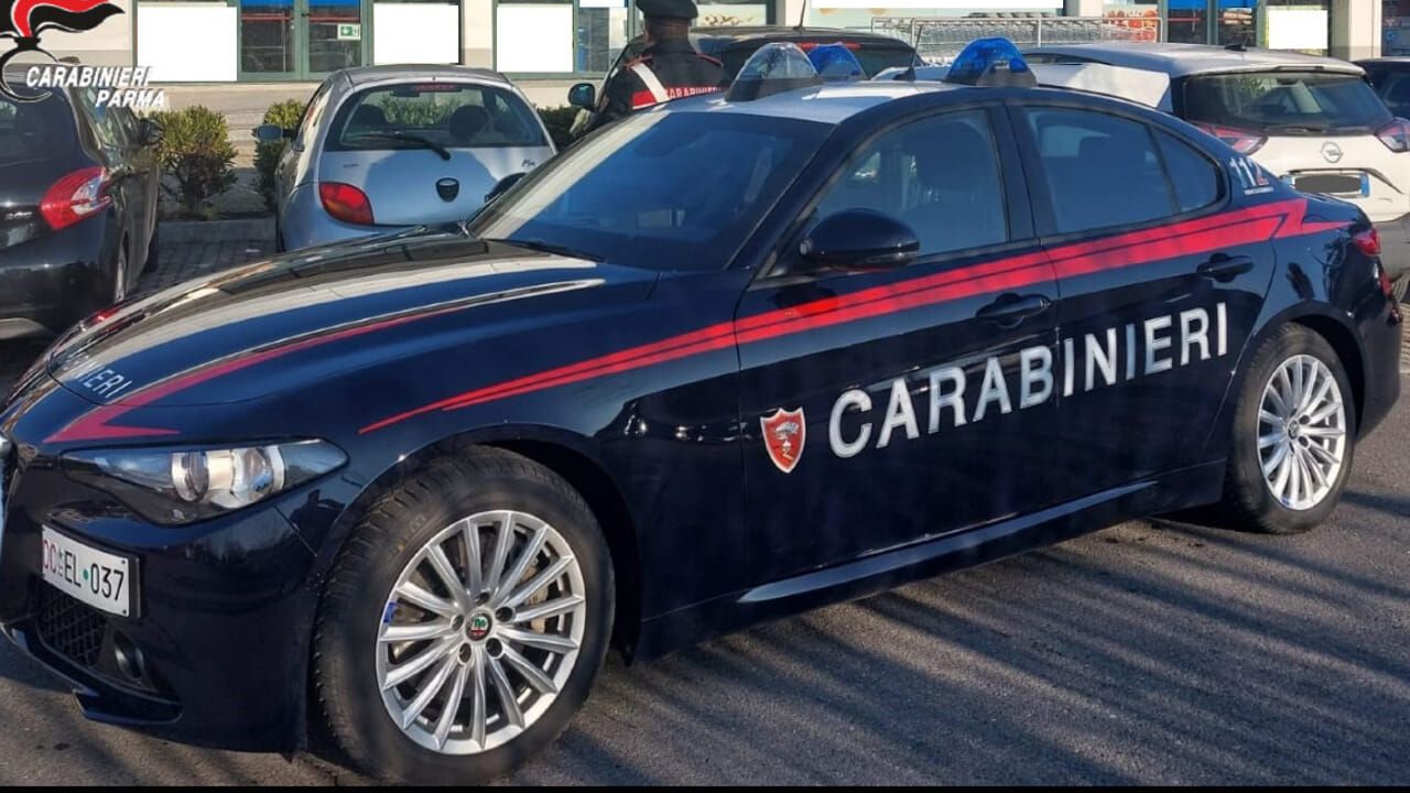 Ruba dieci salami, uno lo nasconde nelle…mutande. Arrestato 41enne