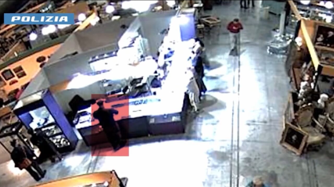 Rubano 15 orologi di lusso al Mercante in Fiera: arrestati tre serbi