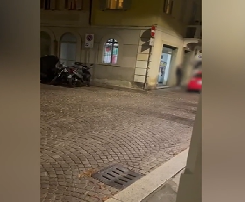 Parma, cori fascisti e inni al Duce nella sede giovanile di Fratelli d’Italia: è polemica | Donzelli: “Sezione già commissariata, da noi chi sbaglia paga”