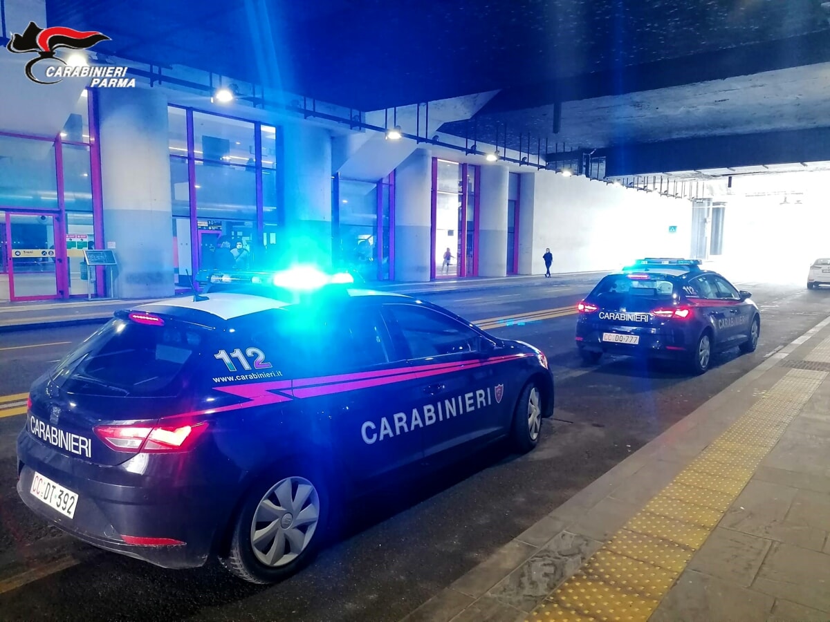 Donna aggredita in stazione: “Una città dove si ha paura di uscire, di camminare, di lavorare fino a sera, è una città che ha smarrito il senso di civiltà”
