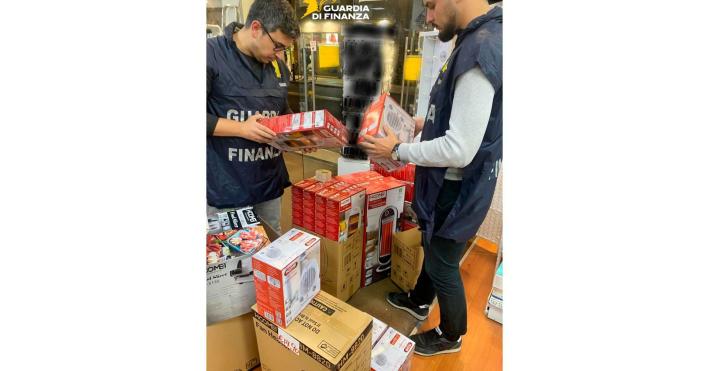Giocattoli elettronici e piccoli elettrodomestici pericolosi: maxi sequestro in un emporio cinese