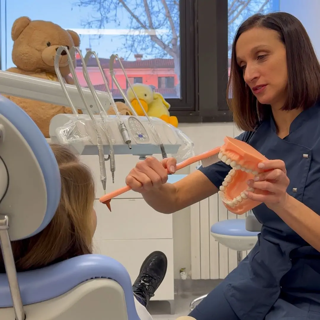 Quando il bambino mette i denti: segni, sintomi e ruolo del dentista pediatrico
