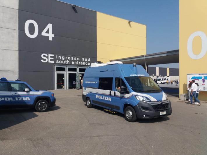 Rubano un orologio di lusso al Mercante in Fiera: denunciate due donne. Una ha 15anni