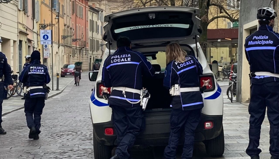 In moto senza patente travolge un agente: denunciato 16enne