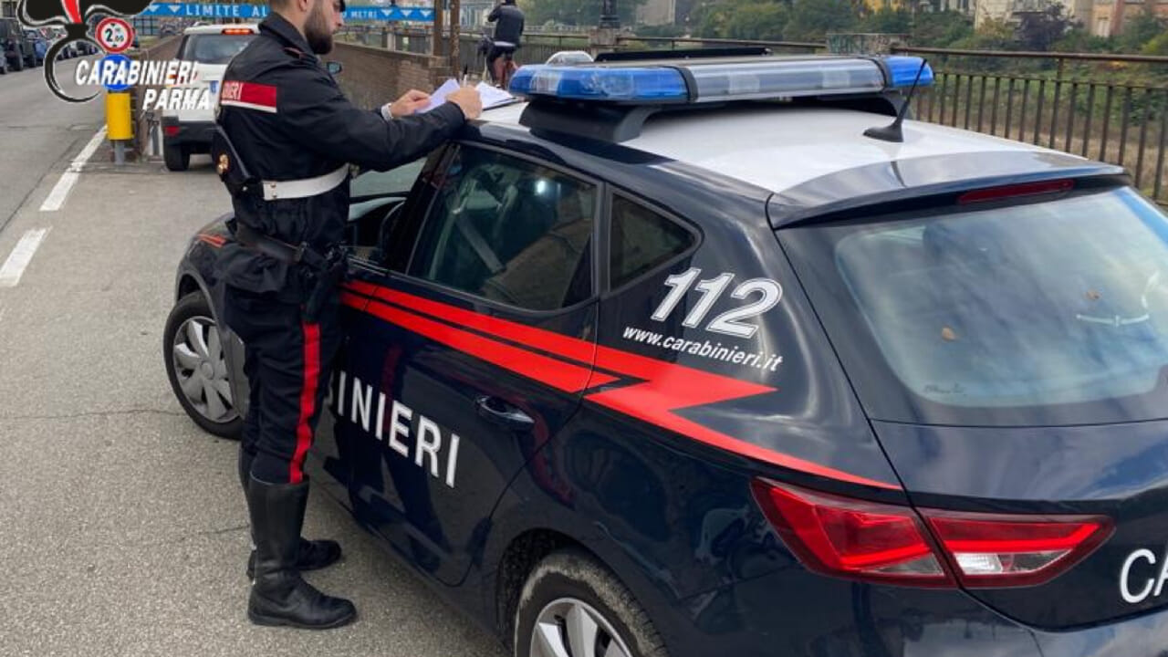 Viale Toschi, da ordinaria passeggiata a incubo: rapina con coltello in Viale Toschi: avvicinato con una scusa, minacciato e derubato della collana d’oro